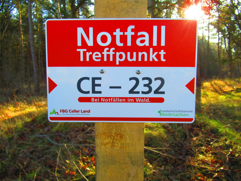 In schwarzen Lettern darunter findet sich die Kennung für den entsprechenden Rettungspunkt – zum Beispiel “ CE – 232“.